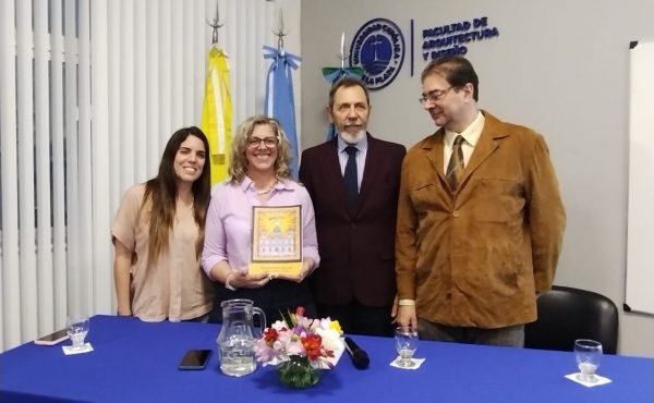 Vitrales de las catedrales de La Plata y La Paz en un libro de Arquitectura