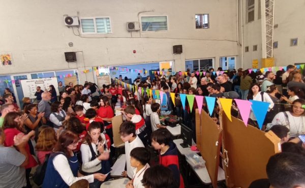 Alumnos del Estrada mostraron sus proyectos en la Feria de Ciencias