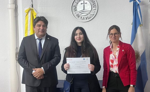 Reconocimiento a los alumnos becados por Santander en la UCALP Sede Bernal