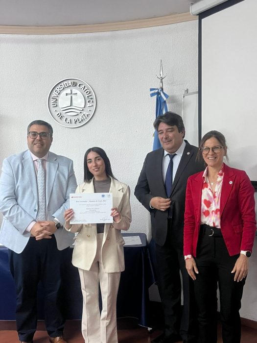 Reconocimiento a los alumnos becados por Santander en la UCALP Sede Bernal (12)