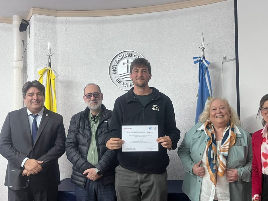 Reconocimiento a los alumnos becados por Santander en la UCALP Sede Bernal (2)