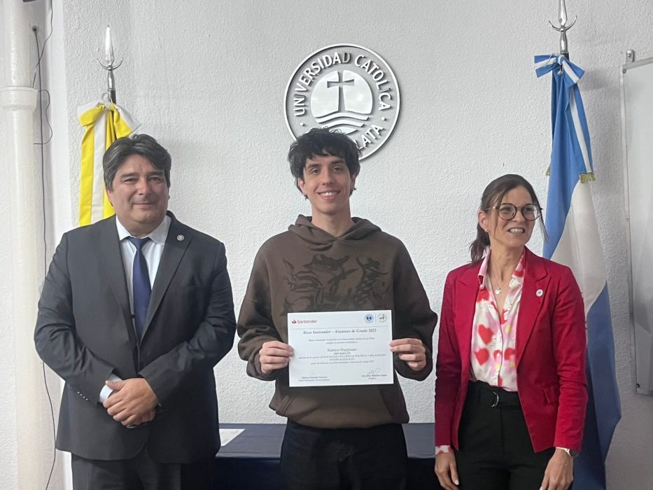 Reconocimiento a los alumnos becados por Santander en la UCALP Sede Bernal (3)