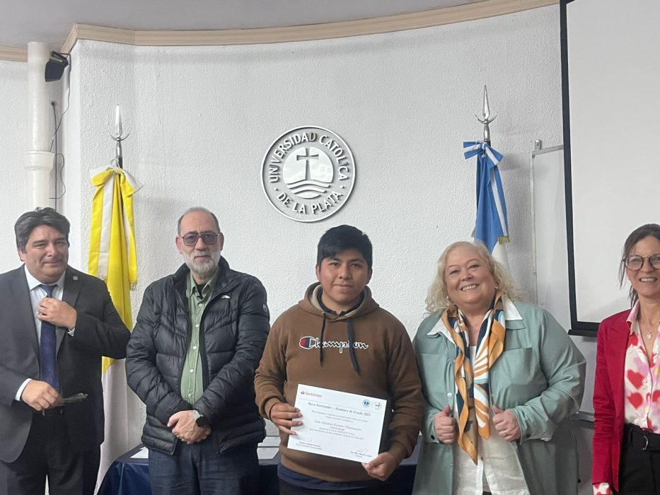 Reconocimiento a los alumnos becados por Santander en la UCALP Sede Bernal (5)