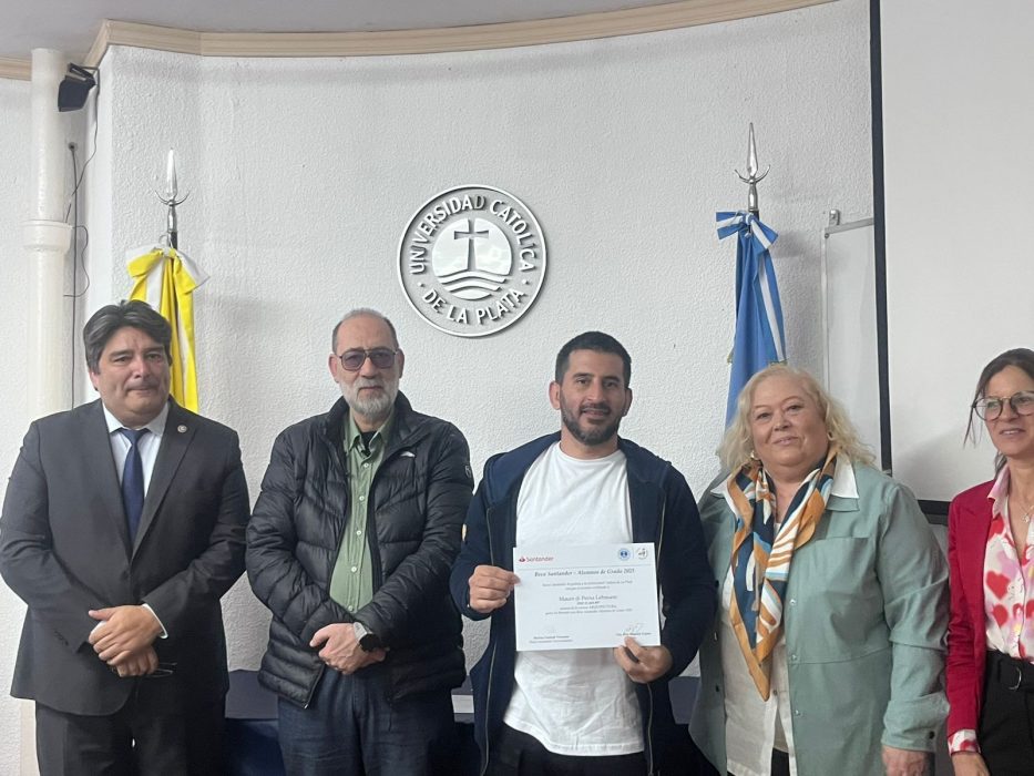 Reconocimiento a los alumnos becados por Santander en la UCALP Sede Bernal (8)