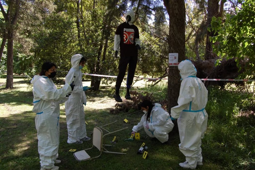 Futuros peritos analizaron escenas de crímenes simuladas en el Campo de Deportes