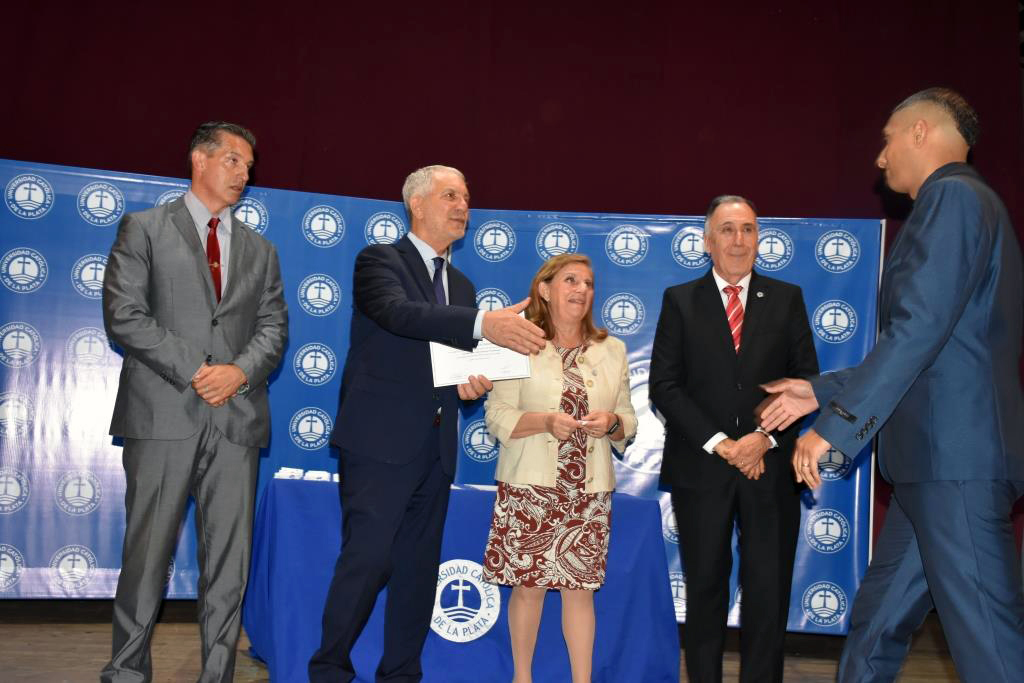 En una emotiva ceremonia, Económicas agasajó a sus flamantes graduados