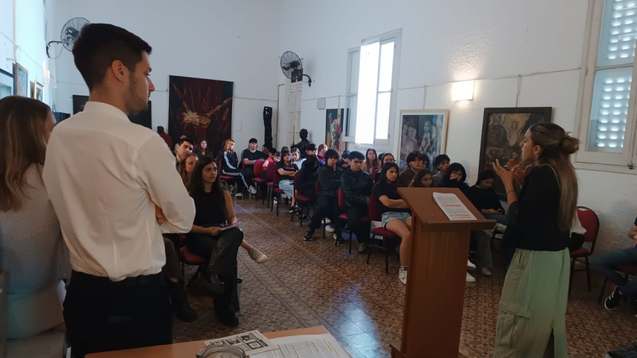 Estudiantes de Ciencia Política realizaron una simulación de campaña y proceso electoral (13)