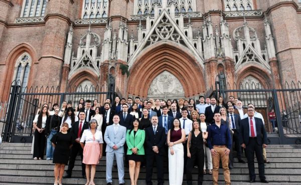 La Catedral se vistió de gala para celebrar a los nuevos graduados de Derecho