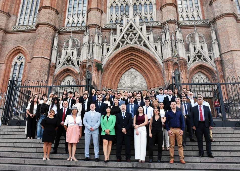 La Catedral se vistió de gala para celebrar a los nuevos graduados de Derecho