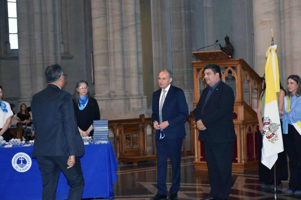 La Catedral se vistió de gala para celebrar a los nuevos graduados de Derecho