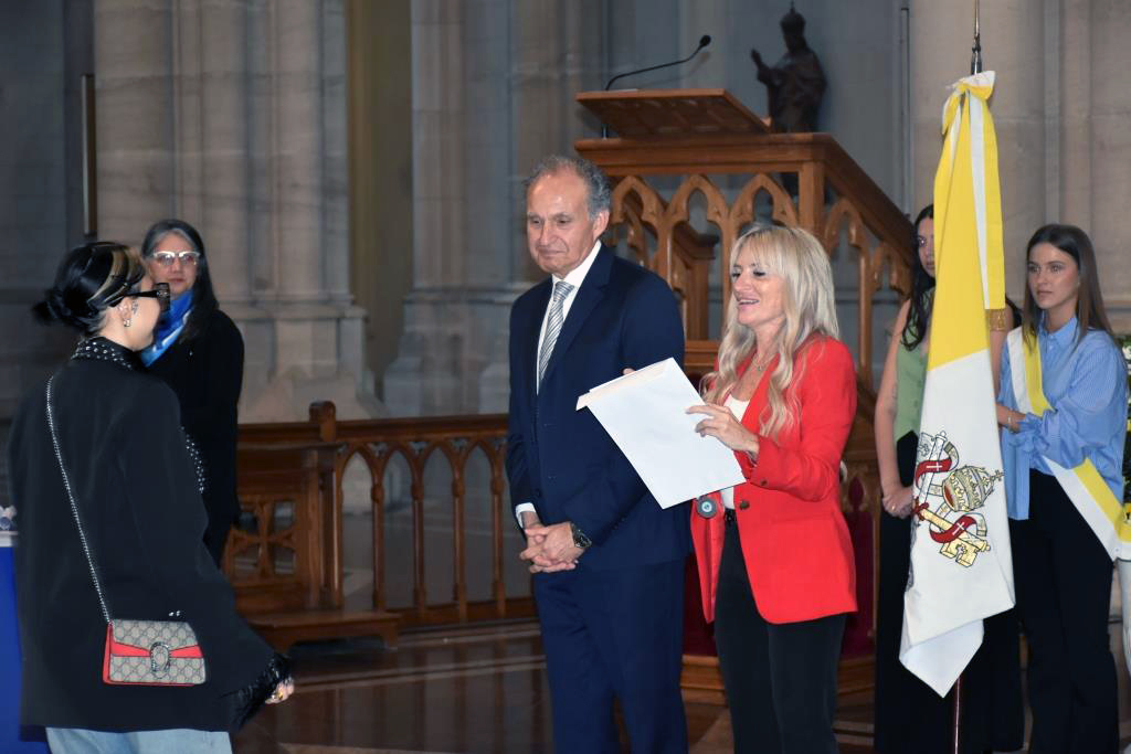 La Catedral se vistió de gala para celebrar a los nuevos graduados de Derecho