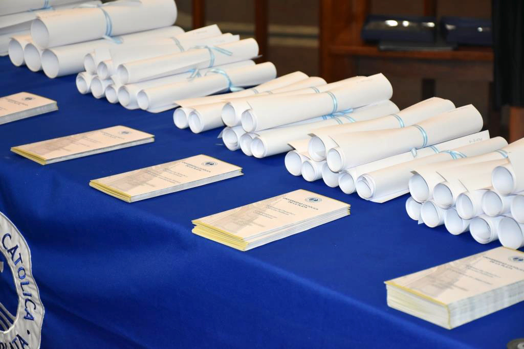 La Catedral se vistió de gala para celebrar a los nuevos graduados de Derecho