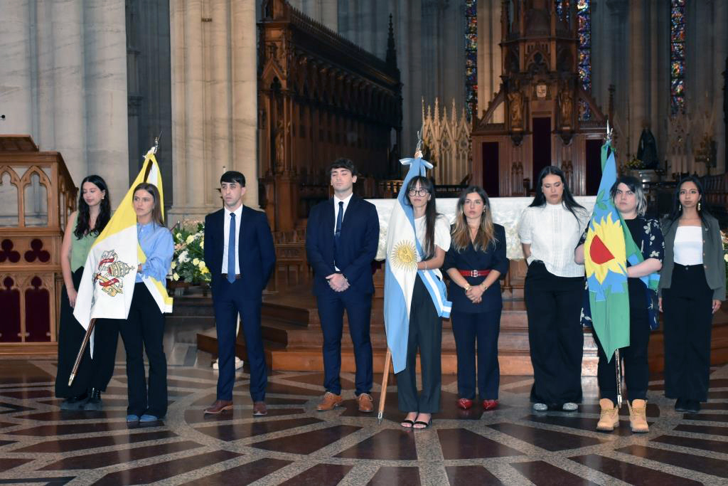 La Catedral se vistió de gala para celebrar a los nuevos graduados de Derecho