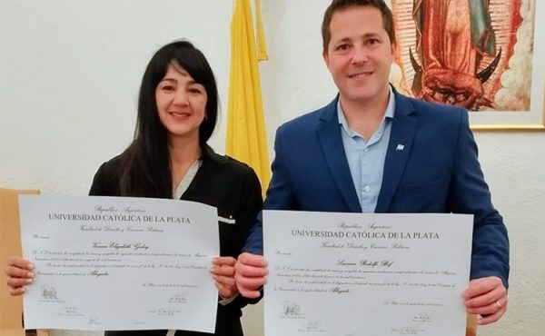 Estudiar de a dos: el desafío de un matrimonio para graduarse juntos de abogados