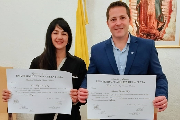 Estudiar de a dos: el desafío de un matrimonio para graduarse juntos de abogados