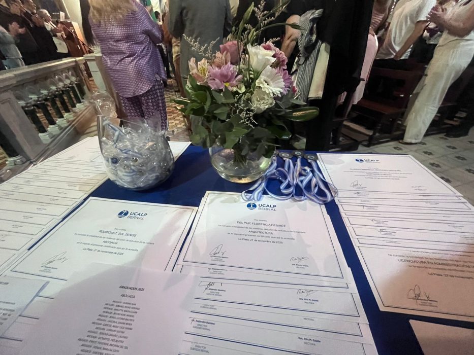 Nuevos graduados vivieron una emotiva ceremonia en el acto de colación de Bernal (10)