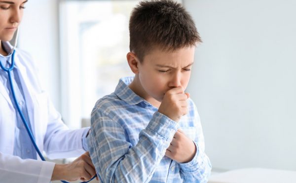 Cómo cuidarnos de la tos convulsa, una enfermedad que crece y afecta a los más chicos