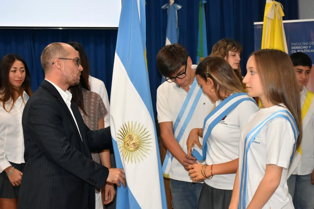 Acto de traspaso de banderas en el Colegio Secundario Estrada