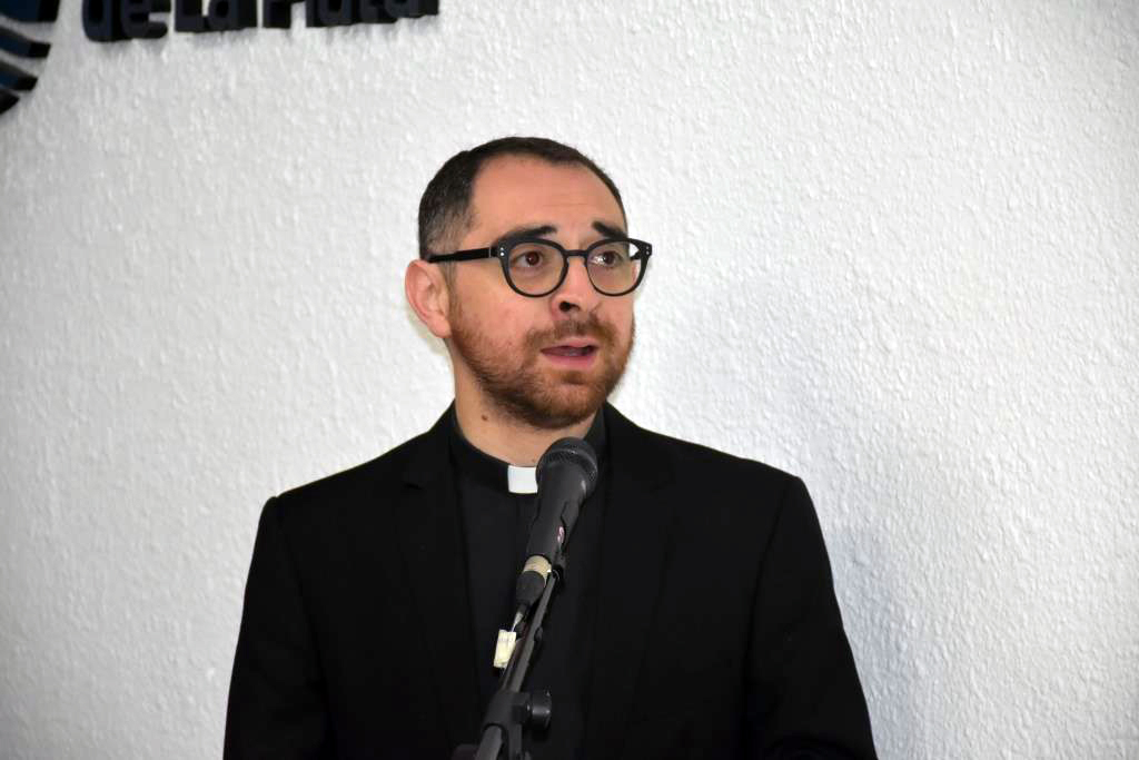 Acto de traspaso de banderas en el Colegio Secundario Estrada