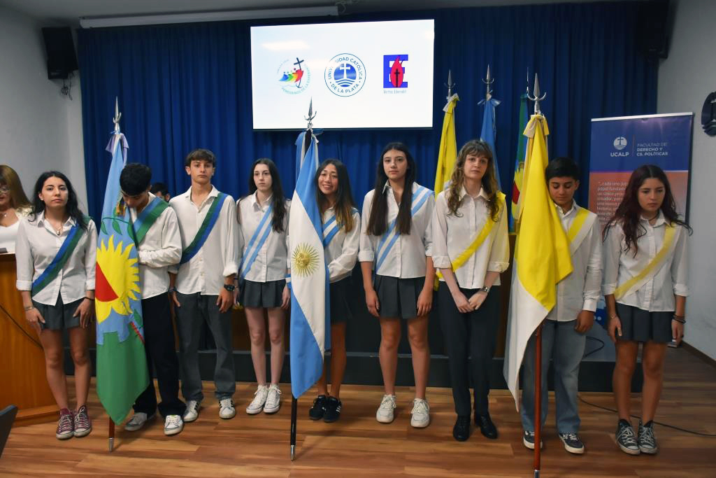 Acto de traspaso de banderas en el Secundario del Estrada