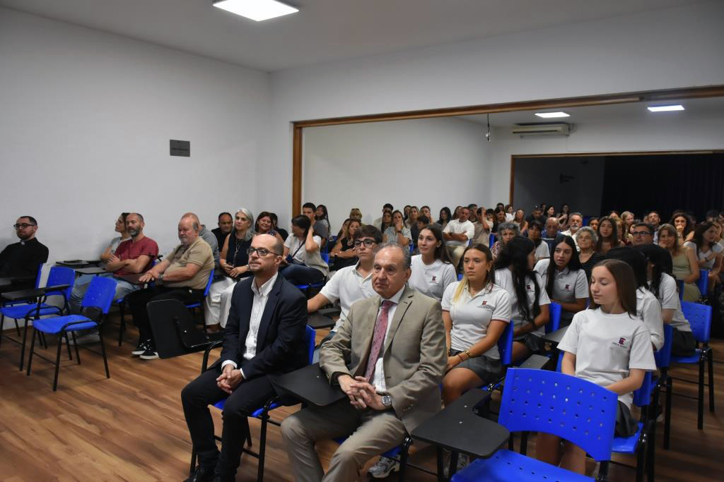 Acto de traspaso de banderas en el Colegio Secundario Estrada