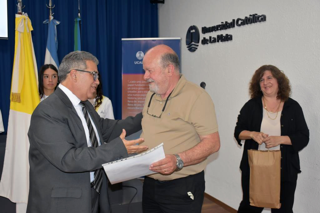 Acto de traspaso de banderas en el Colegio Secundario Estrada