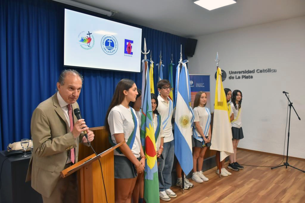 Acto de traspaso de banderas en el Colegio Secundario Estrada