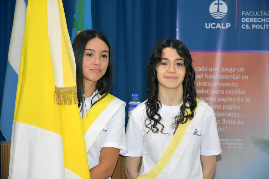 Acto de traspaso de banderas en el Colegio Secundario Estrada