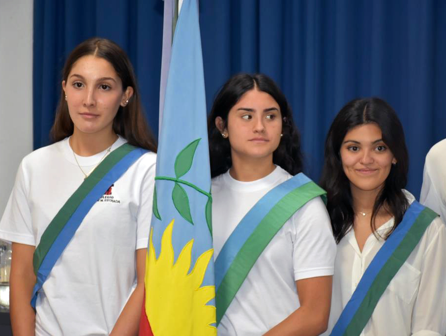 Acto de traspaso de banderas en el Colegio Secundario Estrada