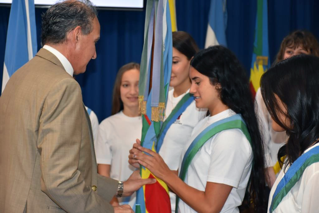 Acto de traspaso de banderas en el Colegio Secundario Estrada