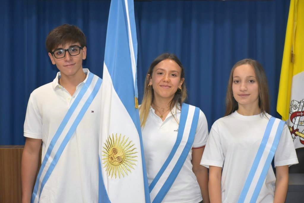 Acto de traspaso de banderas en el Colegio Secundario Estrada