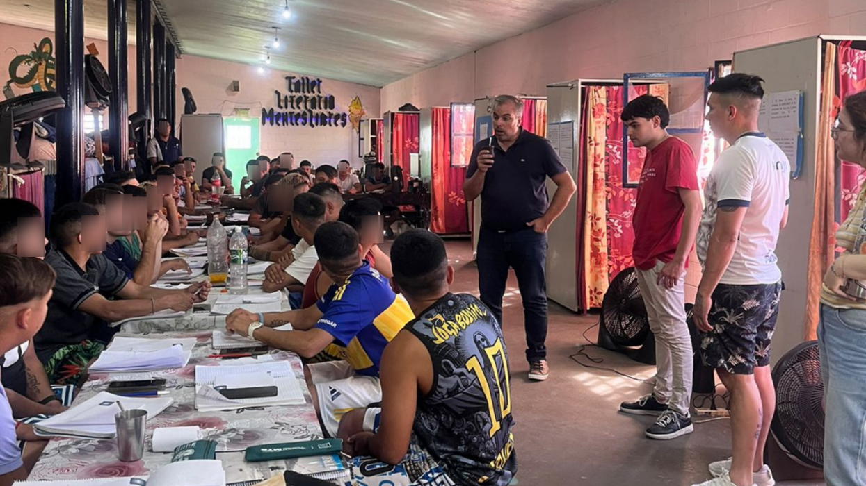 Docentes y alumnos de Ciencia Política llevaron el debate electoral a la Unidad 9