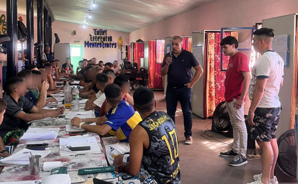 Docentes y alumnos de Ciencia Política llevaron el debate electoral a la Unidad 9