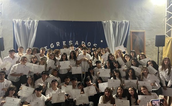 Diploma y nueva etapa para los flamantes graduados de los colegios