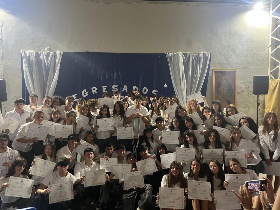 Diploma y nueva etapa para los flamantes graduados de los colegios