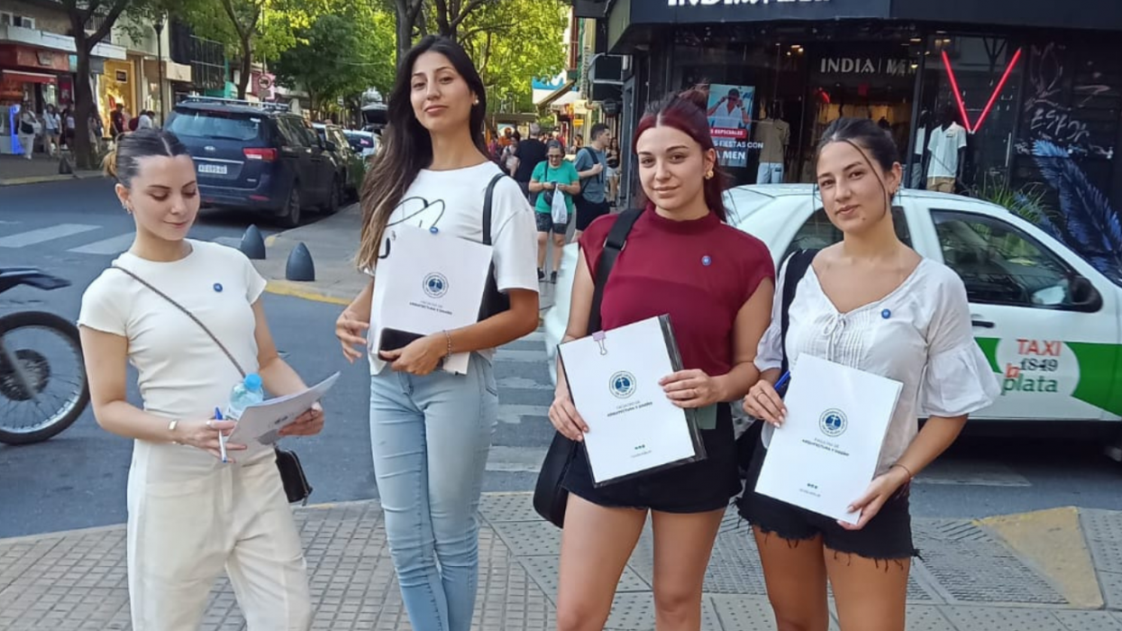 Alumnas de Arquitectura y Diseño eligieron las mejores vidrieras de La Plata