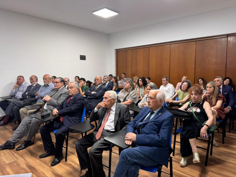 La Facultad de Derecho y Ciencias Políticas llevó adelante la bendición de la Galería de Decanos, un espacio que reúne las fotografías de quienes estuvieron al frente