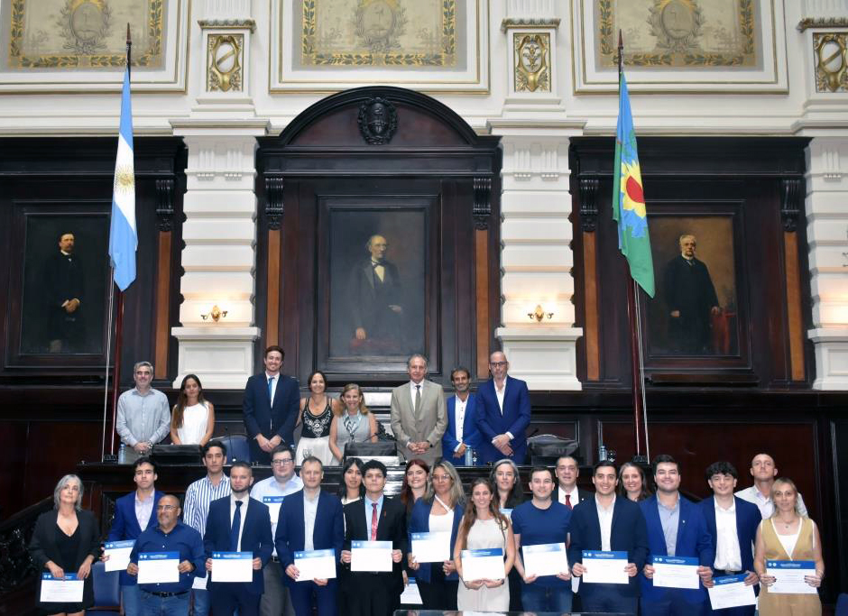 Se entregaron los certificados de la primera promoción de la Diplomatura en Derecho Parlamentario Provincial y Municipal 