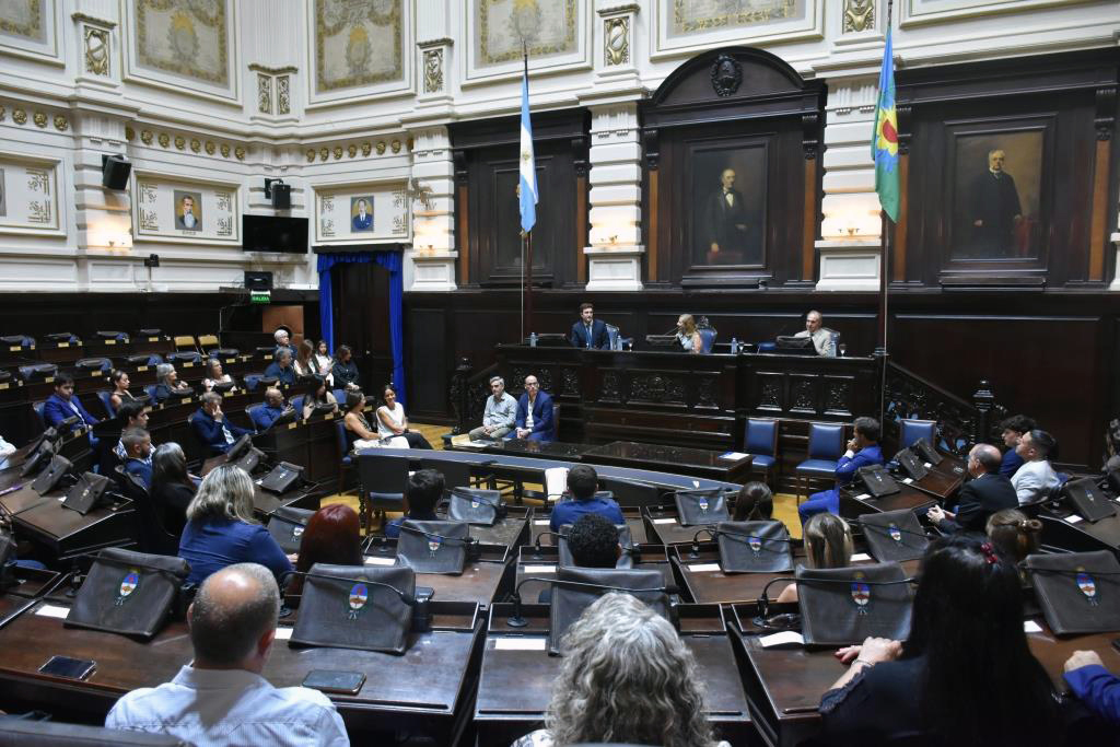 Se entregaron los certificados de la primera promoción de la Diplomatura en Derecho Parlamentario Provincial y Municipal 