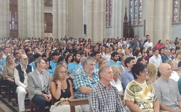 El corazón en el centro del aula: una Catedral colmada dio inicio al ciclo lectivo