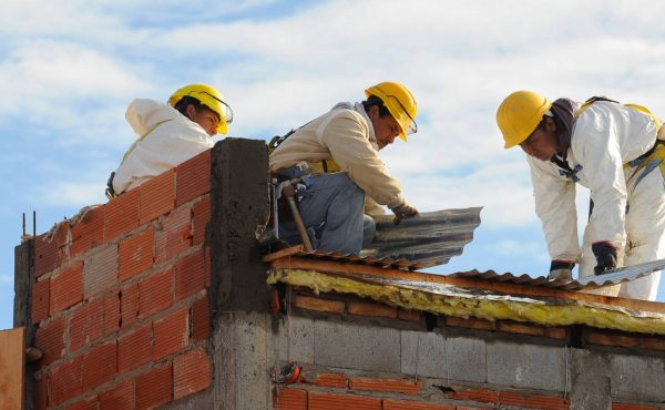 El drama del techo propio que castiga por igual a jóvenes y adultos mayores en Argentina