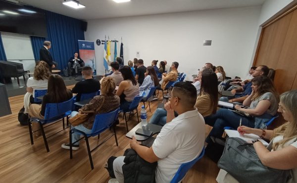 Docente italiano disertó en la Facultad de Derecho y Ciencias Políticas