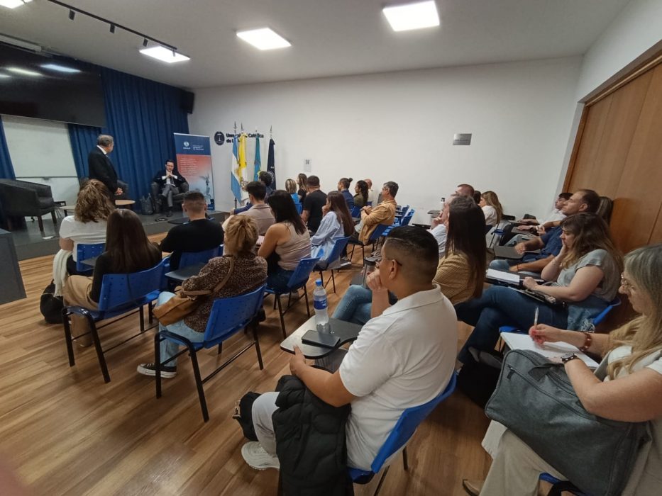 Docente italiano disertó en la Facultad de Derecho y Ciencias Políticas