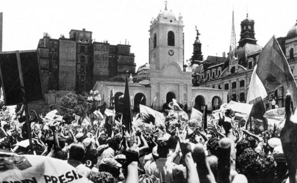 Defender la Democracia como forma de gobierno y elección de vida