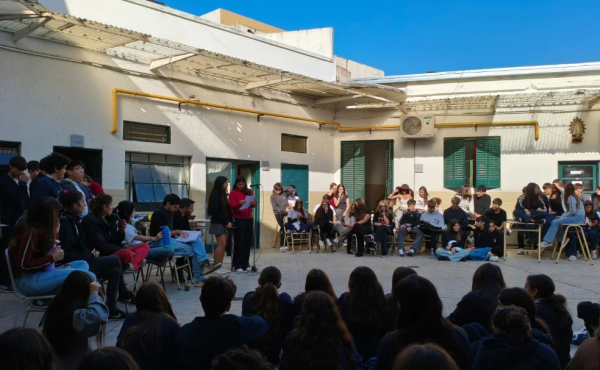 “Una buena clase en el aula hace que nos olvidemos de los celulares”, dicen alumnos del Mac Kay