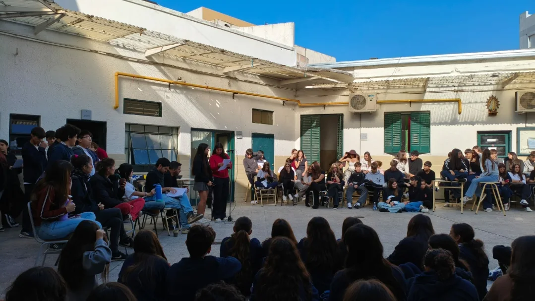 “Una buena clase en el aula hace que nos olvidemos de los celulares”, dicen alumnos del Mac Kay