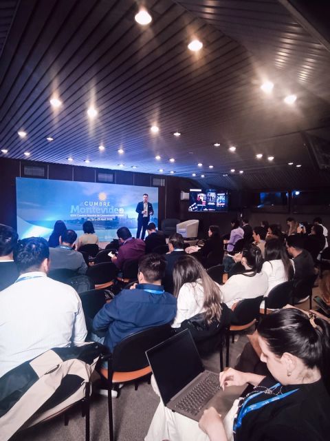 Foto cumbre de comunicación política 3