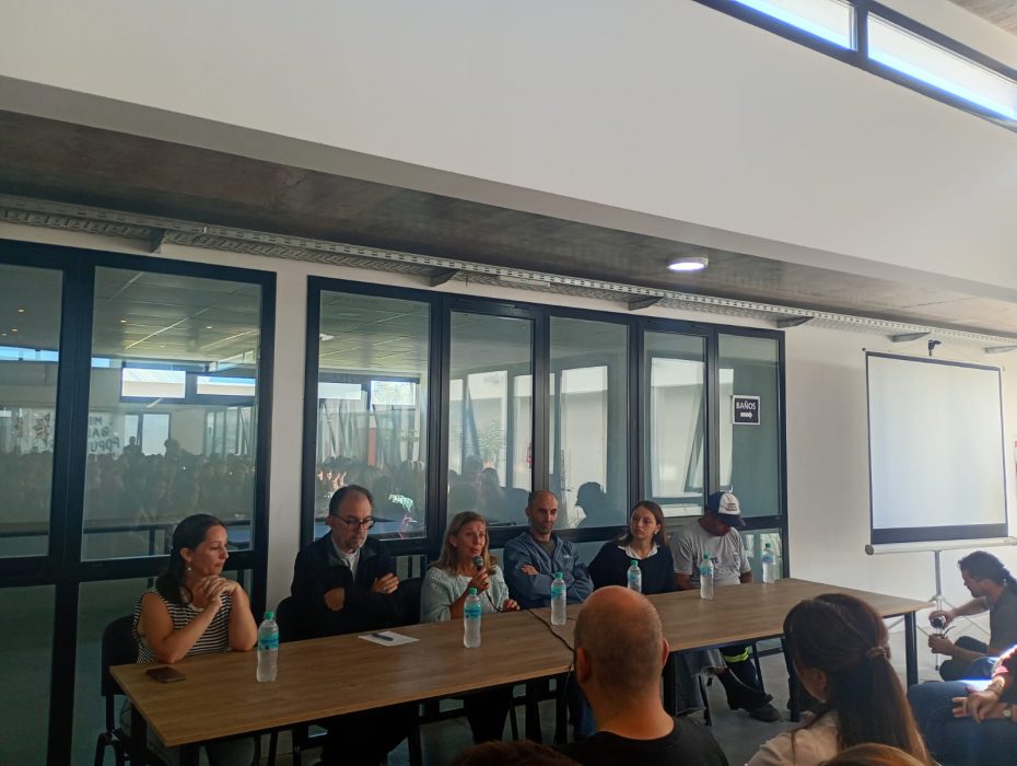 Foto mesa de barrios populares 3