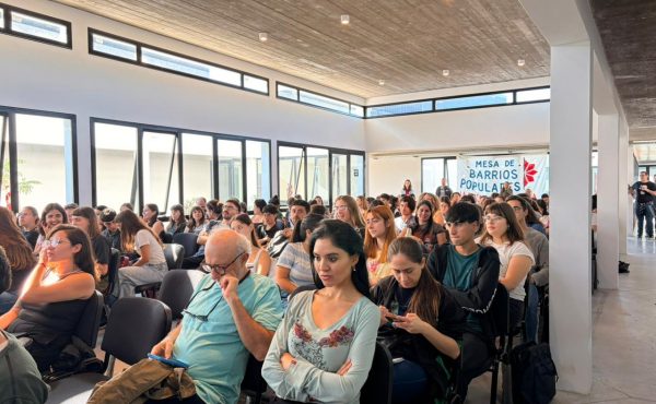 Capacitan a voluntarios para relevar los barrios populares del Gran La Plata