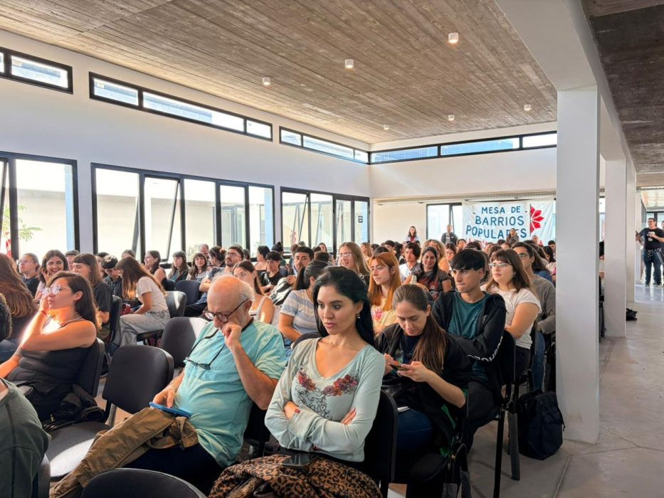 Capacitan a voluntarios para relevar los barrios populares del Gran La Plata